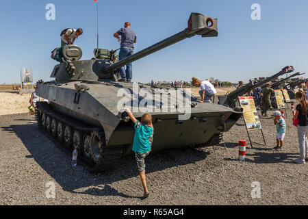 Internationale militärische technische Forum Armee 2018. Die 120 mm Selbstfahrende Haubitzen / Mörtel System 2 S 34 Hosta, modernisierte Version der 2 S1 Gvosdik Stockfoto