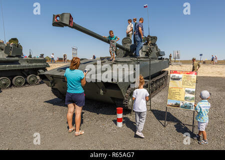 Internationale militärische technische Forum Armee 2018. Die 120 mm Selbstfahrende Haubitzen / Mörtel System 2 S 34 Hosta, modernisierte Version der 2 S1 Gvosdik Stockfoto