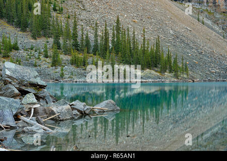 Schutthalden in Moraine Lake, Banff National Park, Alberta, Kanada wider