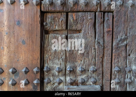 Ein Teil der Stadt Valencia alte Tore. Wachtürme von Quart. Alte hölzerne Tor Textur. Starke Festung, Spanien. Stockfoto