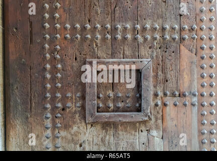 Ein Teil der Stadt Valencia alte Tore. Wachtürme von Quart. Alte hölzerne Tor Textur. Starke Festung, Spanien. Stockfoto