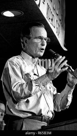 Chicago, Illinois. 10-28-1988 Vizepräsidenten George H.W. Bush Kampagne Rallye im 23. Bezirk von Chicago. Mit ihm sind seine Frau Barbara und Illinois Gouverneur James Thompson. Credit: Mark Reinstein/MediaPunch Stockfoto