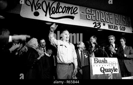 Chicago, Illinois. 10-28-1988 Vizepräsidenten George H.W. Bush Kampagne Rallye im 23. Bezirk von Chicago. Mit ihm sind seine Frau Barbara und Illinois Gouverneur James Thompson. Credit: Mark Reinstein/MediaPunch Stockfoto