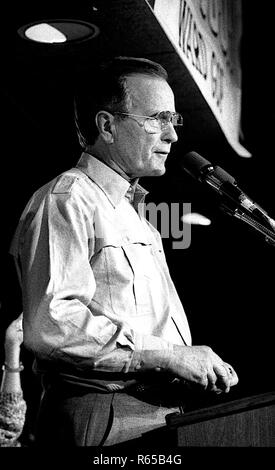 Chicago, Illinois. 10-28-1988 Vizepräsidenten George H.W. Bush Kampagne Rallye im 23. Bezirk von Chicago. Mit ihm sind seine Frau Barbara und Illinois Gouverneur James Thompson. Credit: Mark Reinstein/MediaPunch Stockfoto