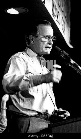 Chicago, Illinois. 10-28-1988 Vizepräsidenten George H.W. Bush Kampagne Rallye im 23. Bezirk von Chicago. Mit ihm sind seine Frau Barbara und Illinois Gouverneur James Thompson. Credit: Mark Reinstein/MediaPunch Stockfoto