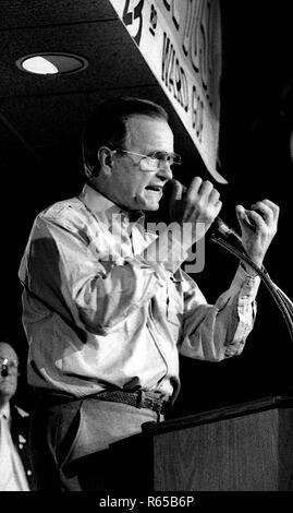 Chicago, Illinois. 10-28-1988 Vizepräsidenten George H.W. Bush Kampagne Rallye im 23. Bezirk von Chicago. Mit ihm sind seine Frau Barbara und Illinois Gouverneur James Thompson. Credit: Mark Reinstein/MediaPunch Stockfoto