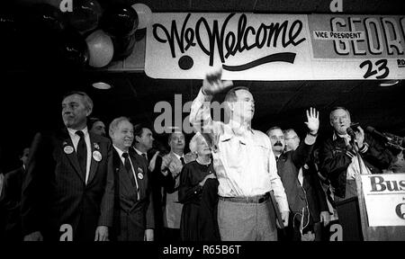 Chicago, Illinois. 10-28-1988 Vizepräsidenten George H.W. Bush Kampagne Rallye im 23. Bezirk von Chicago. Mit ihm sind seine Frau Barbara und Illinois Gouverneur James Thompson. Credit: Mark Reinstein/MediaPunch Stockfoto