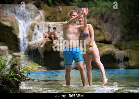Touristen an den Wasserfällen am Tat Kuang in der Nähe von Luang Prabang in Laos. Stockfoto