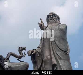 Drachen durch die Statue von Lao Tze im Laoshan in der Nähe von Qingdao Stockfoto