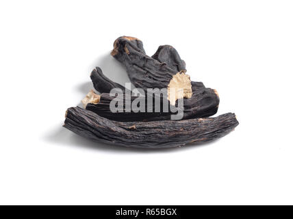 Getrocknete Heilpflanzen Rohstoffe isoliert auf Weiss. Wurzel des Symphytum Stockfoto