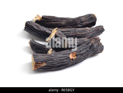 Getrocknete Heilpflanzen Rohstoffe isoliert auf Weiss. Wurzel des Symphytum Stockfoto