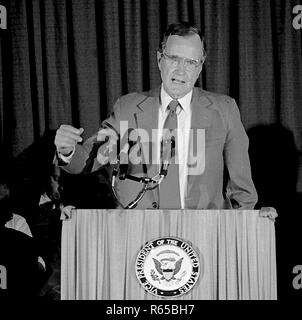 Chicago, Illinois. 10-29-1988 Vizepräsidenten George H.W. Bush Adressen der DuPage County, Illinois Repblican Party Rally während seiner 3 Tag Bus Tour Thru Illinois. Credit: Mark Reinstein/MediaPunch Stockfoto