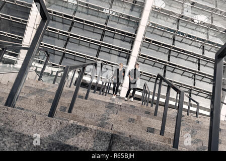 Am frühen Morgen Training. Junges Paar, unten Stockfoto