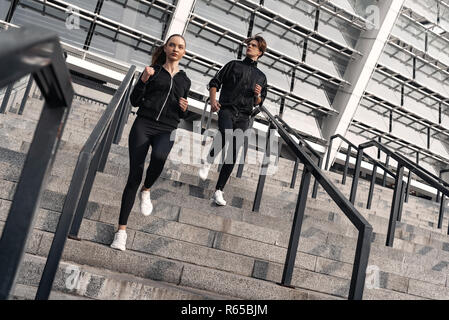 Am frühen Morgen Training. Junges Paar, unten Stockfoto