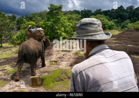 Eine touristische und mahout Fahrt einen Elefantenritt in Kiet Ngong, Laos Stockfoto
