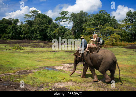 Eine touristische und mahout Fahrt einen Elefantenritt in Kiet Ngong, Laos Stockfoto