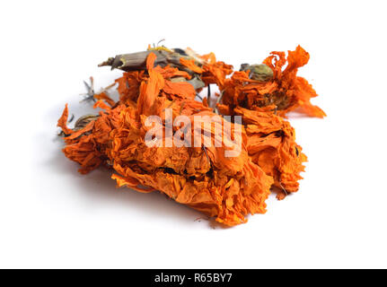 Getrocknete Heilpflanzen Rohstoffe isoliert auf Weiss. Blume Dianthus caryophyllus, Nelke oder nelke Rosa Stockfoto