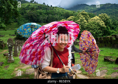 Gruppe lokale Mädchen mit Schirm für Sonne in die Promenade, die zu den oberen Ebenen der Wat Phu Champasak Laos Stockfoto