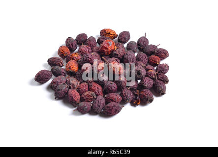 Getrocknete Heilpflanzen Rohstoffe isoliert auf Weiss. Obst von Crataegus Weißdorn, genannt Thornapple, Mai - Baum, Weißdorn, oder hawberry Stockfoto