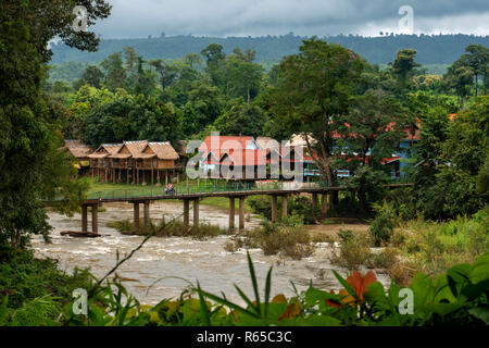 Tad Lo Dorf und Tat Lo River Bolaven Plateau im Südlichen Laos Stockfoto
