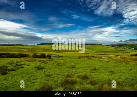 Die malerische Landschaft mit kleinen Fluss und Weiden mit Herden von Schafen auf der Insel Skye in Schottland Stockfoto