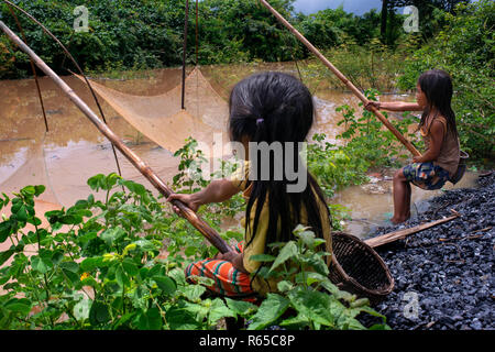 Die traditionelle Fischerei mit einem Netz im Ham Hinboun Fluss in Savannakhet, Laos, Südostasien Stockfoto