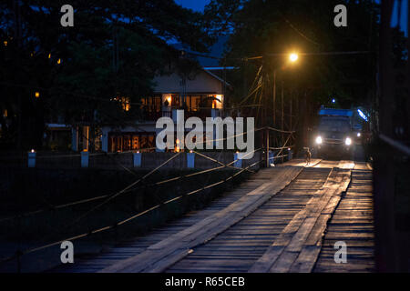 Holzbrücke über Nam Song River in Vang Vieng, Laos Stockfoto