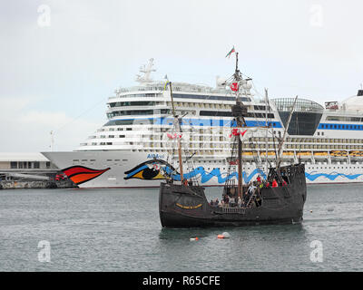 Nachbau der Santa Maria von Columbus und Schiff in den Hafen von Funchal. Stockfoto