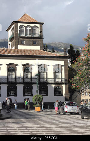 Das Rathaus von Funchal auf Madeira im Abendlicht Stockfoto