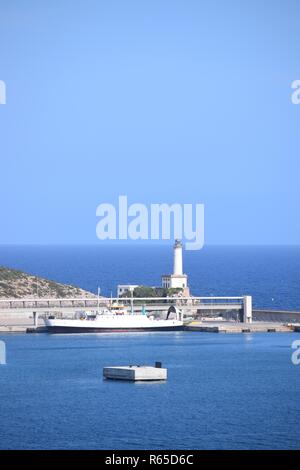 Der Hafen von Ibiza (Teilansicht mit Mole und Leuchtturm), Balearen, Spanien - floating Pier/Ponton im Vordergrund. Stockfoto