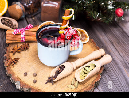 Glühwein in einem eisen Becher Stockfoto