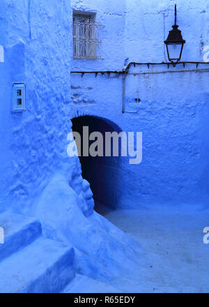 Traditionelle Pulver blau bemalte Hausfassade in der historischen Medina von Tanger, Marokko. Stockfoto