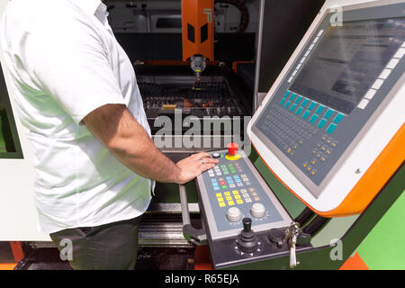 Mann bei der Arbeit an programmierbare Maschine Stockfoto