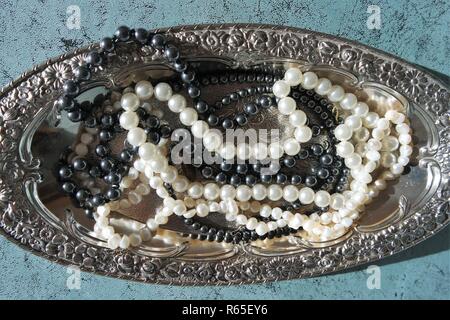 Perlen auf einem silbernen Tablett Stockfoto