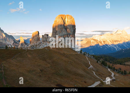 Cinque Torri Berg, schöne Herbstfarben in Dolomiten im Hintergrund Tofana Höhepunkt im Tal Cortina D'Ampezzo Stadt Stockfoto