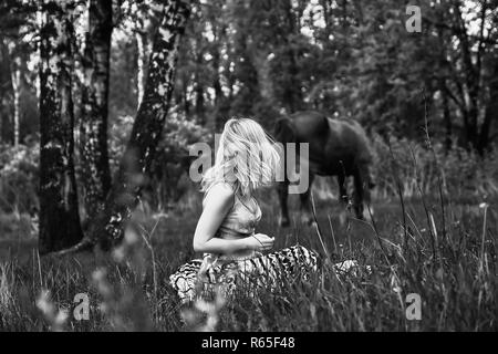 Blonde Frau im Wald Stockfoto