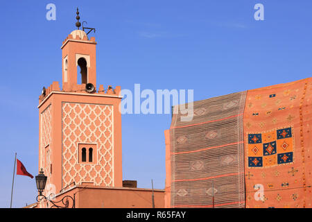 Marokko Marrakesch bunten Berberteppiche zum Verkauf hängen in der Platz Jemaa El Fna Weltkulturerbe der UNESCO. Stockfoto