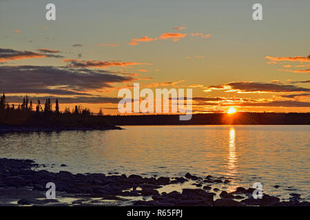 Sonnenuntergang Himmel über Ennadai Lake, Arktis Haven Lodge in Ennadai Lake, Territorium Nunavut, Kanada Stockfoto