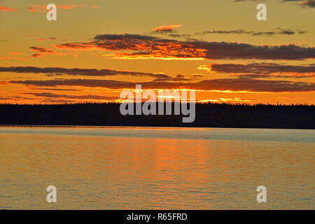 Sonnenuntergang Himmel über Ennadai Lake, Arktis Haven Lodge in Ennadai Lake, Territorium Nunavut, Kanada Stockfoto