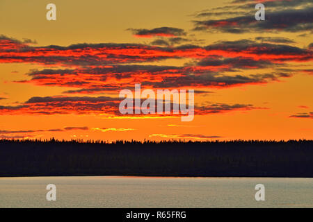 Sonnenuntergang Himmel über Ennadai Lake, arktischen Haven Lodge am Ennadai Lake, Manitoba, Kanada Stockfoto