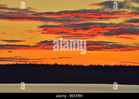 Sonnenuntergang Himmel über Ennadai Lake, arktischen Haven Lodge am Ennadai Lake, Manitoba, Kanada Stockfoto