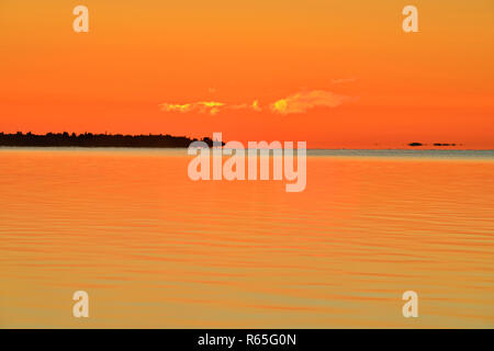 Sonnenaufgang über Ennadai Lake, Arktis Haven Lodge, Territorium Nunavut, Kanada Stockfoto