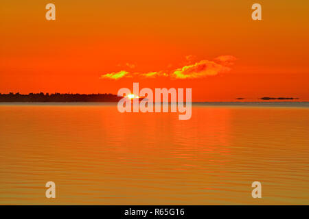 Sonnenaufgang über Ennadai Lake, Arktis Haven Lodge, Territorium Nunavut, Kanada Stockfoto