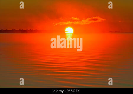 Sonnenaufgang über Ennadai Lake, Arktis Haven Lodge, Territorium Nunavut, Kanada Stockfoto