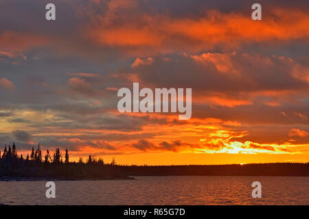 Sonnenuntergang über Ennadai Lake Stockfoto