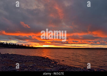 Sonnenuntergang über Ennadai Lake, Arktis Haven Lodge, Territorium Nunavut, Kanada Stockfoto