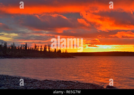 Sonnenuntergang über Ennadai Lake, Arktis Haven Lodge, Territorium Nunavut, Kanada Stockfoto