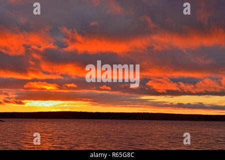 Sonnenuntergang über Ennadai Lake, Arktis Haven Lodge, Territorium Nunavut, Kanada Stockfoto