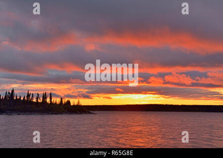 Sonnenuntergang über Ennadai Lake, Arktis Haven Lodge, Territorium Nunavut, Kanada Stockfoto