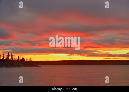 Sonnenuntergang über Ennadai Lake, Arktis Haven Lodge, Territorium Nunavut, Kanada Stockfoto